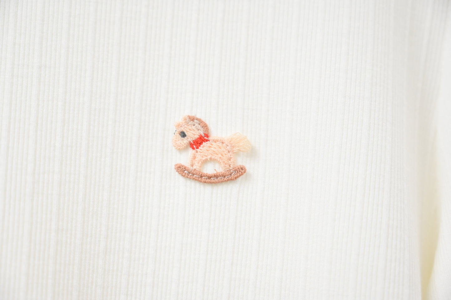 初秋・超親膚彈性刺繡木馬上衣 3色入 1W50925