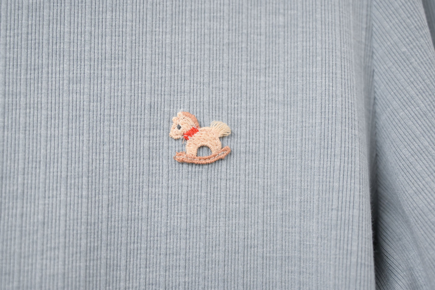 初秋・超親膚彈性刺繡木馬上衣 3色入 1W50925