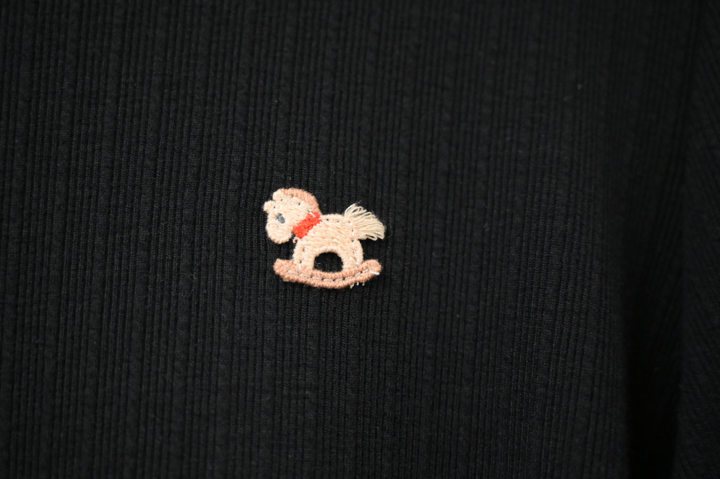 初秋・超親膚彈性刺繡木馬上衣 3色入 1W50925
