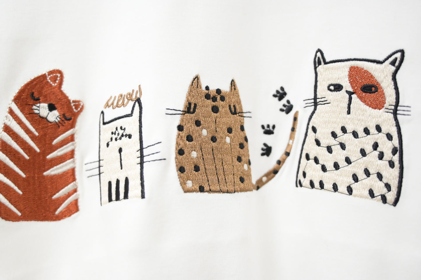 初秋・刺繡貓貓束邊薄衛衣 2色入 1W21033