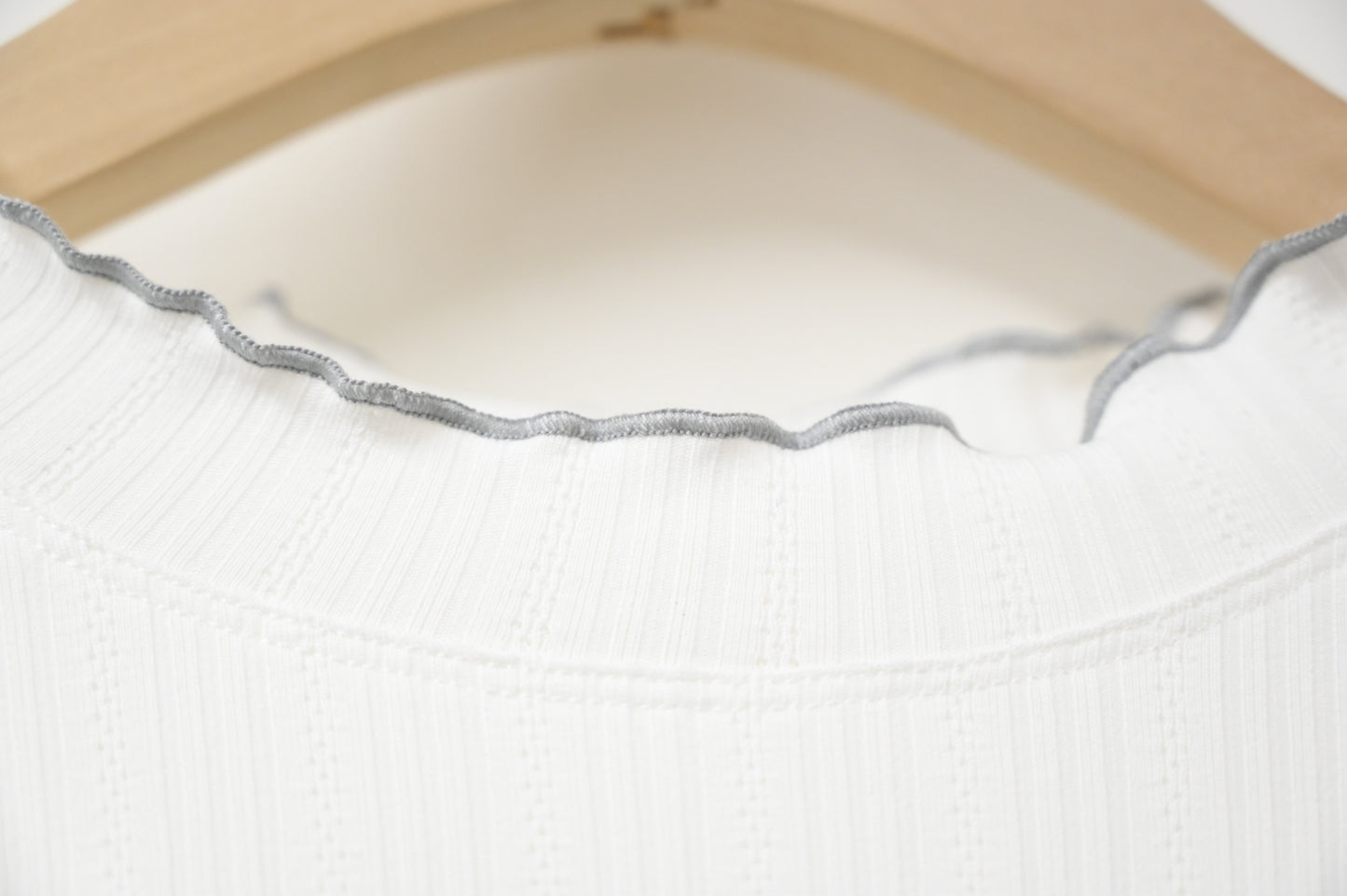 初秋・提花暗紋綑邊Ruffles上衣 4色入 1W51101