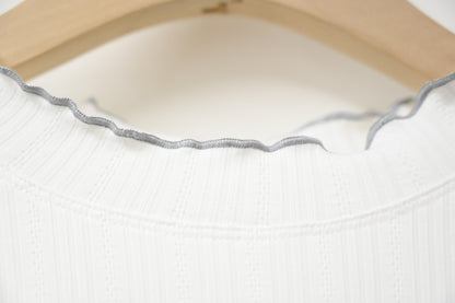 初秋・提花暗紋綑邊Ruffles上衣 4色入 1W51101