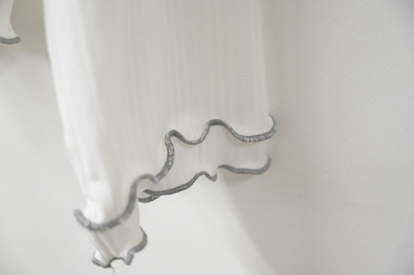 初秋・提花暗紋綑邊Ruffles上衣 4色入 1W51101