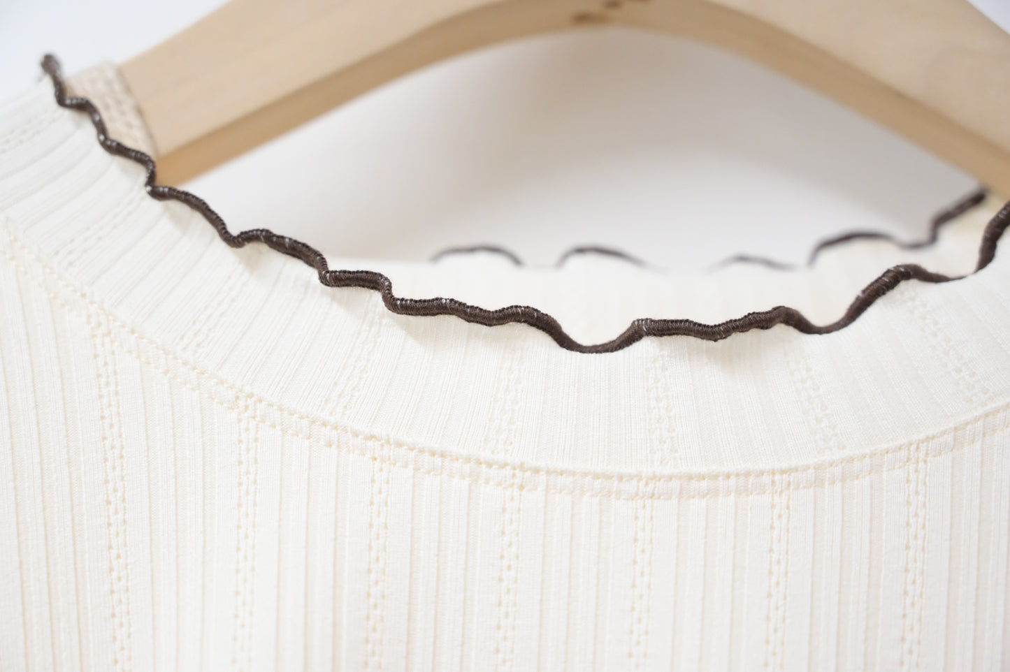 初秋・提花暗紋綑邊Ruffles上衣 4色入 1W51101