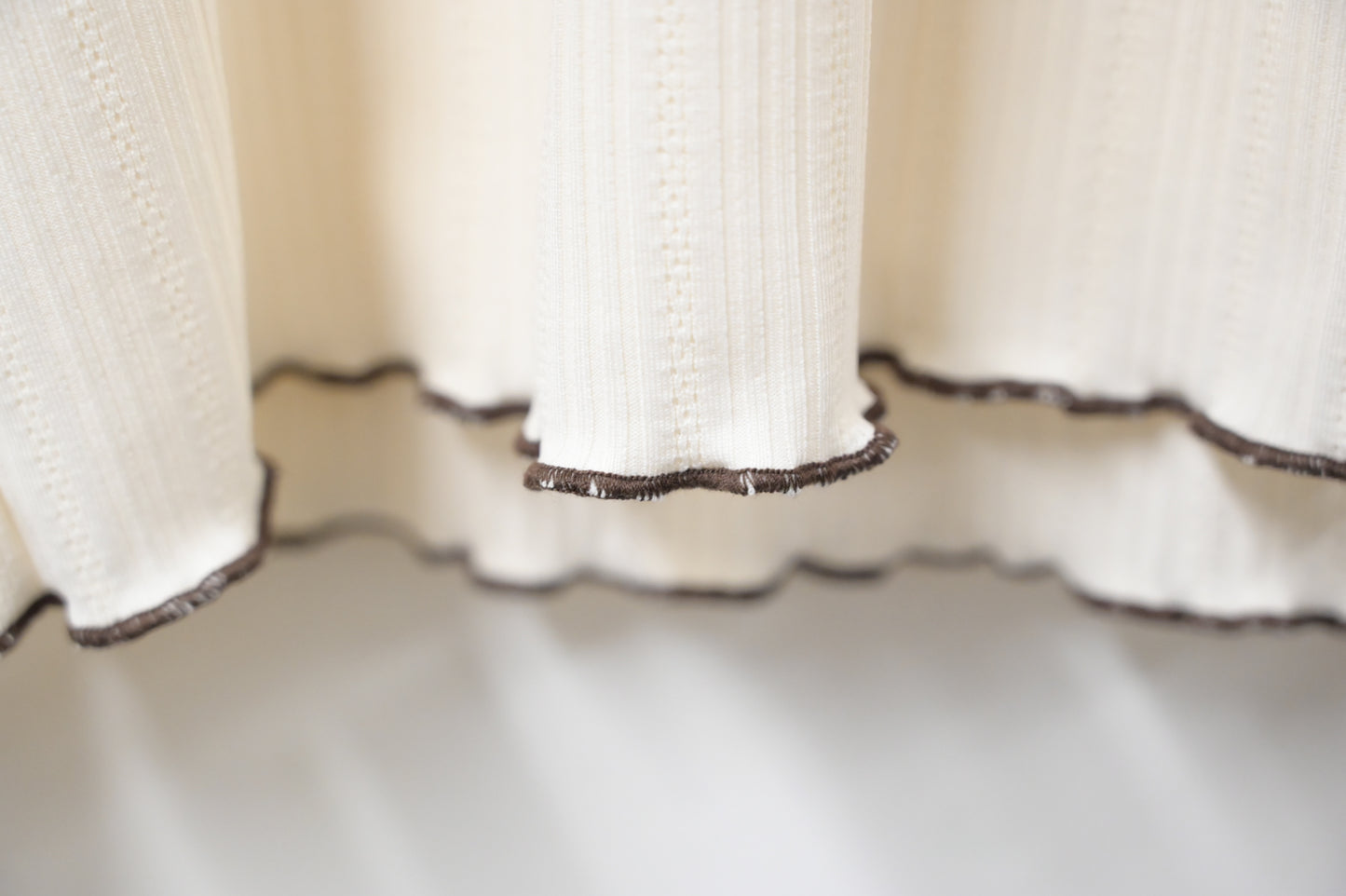 初秋・提花暗紋綑邊Ruffles上衣 4色入 1W51101