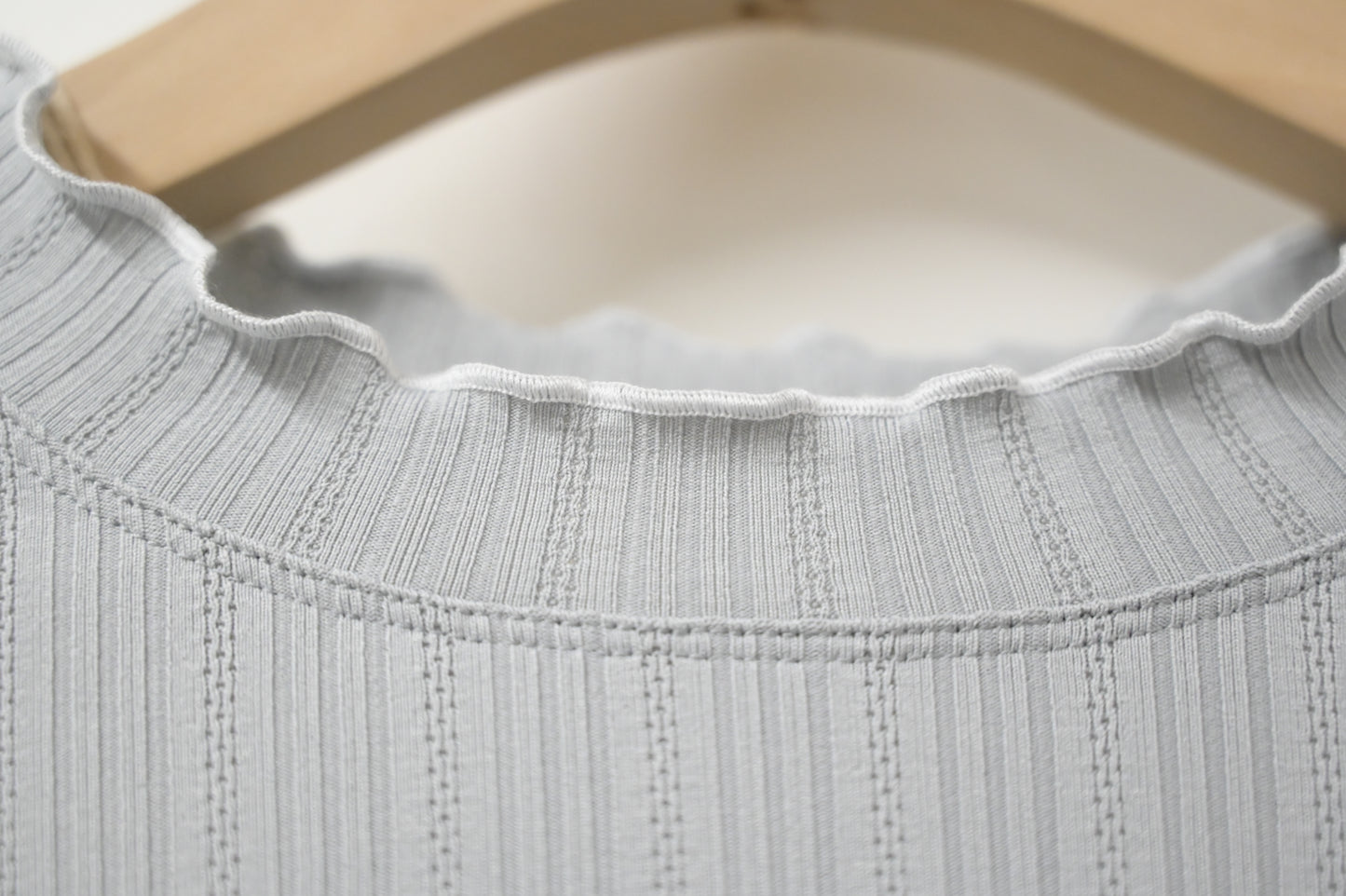 初秋・提花暗紋綑邊Ruffles上衣 4色入 1W51101