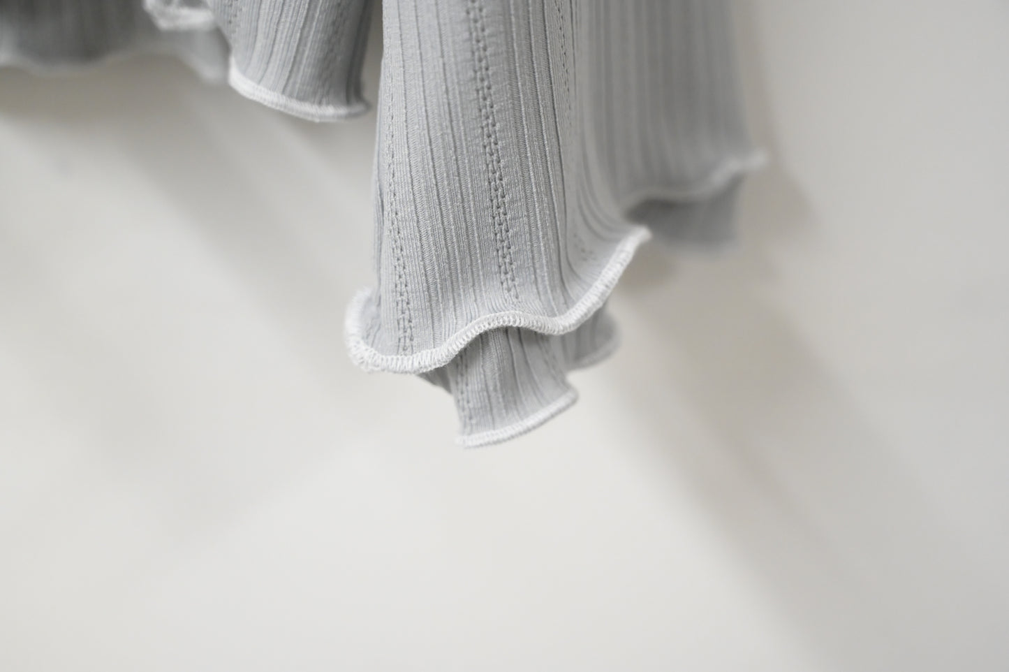 初秋・提花暗紋綑邊Ruffles上衣 4色入 1W51101